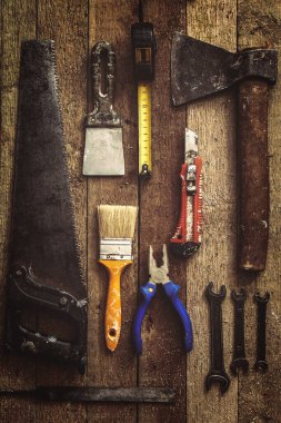 Ahşap arka planda eski ve kirli inşaat araçları.