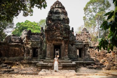 Antik Khmer harabelerinde beyaz cüppeli güzel bir kadın, Angkor Wat