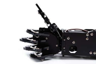Beyaz zemin üzerinde başparmak işareti olan gerçek robotik el.