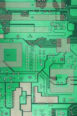 Çipler ve bileşenler olmadan yazdırılmış devre kartının arkaplanı.