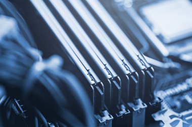 Modern kişisel bilgisayarın içinde DDR RAM belleğinden dört çubuk.