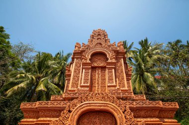 Sihanoukville, Kamboçya 'da güneşli bir günde güzel bir pagoda.