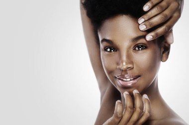 Genç ve güzel, pürüzsüz tenli siyah kadın portresi