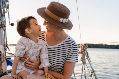 Genç ve çekici annesi ve küçük oğlu yelkenliyle denize açıldılar.