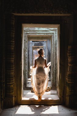 Antik Khmer harabelerinde beyaz cüppeli güzel bir kadın, Angkor Wat