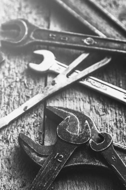 Eski ve paslı metalik yayıcılar ahşap bir yüzey üzerinde.