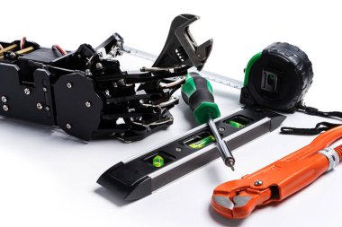 Çeşitli enstrümanlarla gerçek bir robot eli. Yapay zeka çalışması kavramları veya yapay zeka tarafından iş değişikliği.