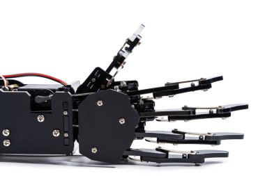 Beyaz arka plana karşı gerçek robot eli. Yapay zeka geliştirme ve robot süreci otomatik hale getirme kavramları.