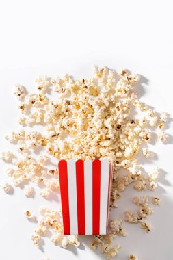 Beyaz arka planda lezzetli patlamış mısırlı klasik çizgili kova..