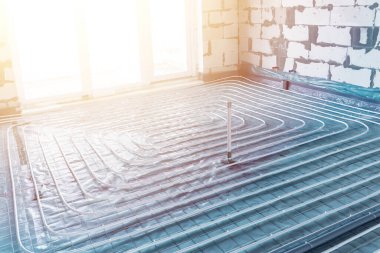 İnşaat alanında beton çalışmadan önce yer altı ısıtma boruları kurulumu