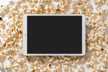 Dizaynınız için boş ekranlı lezzetli patlamış mısır ve tablet bilgisayar