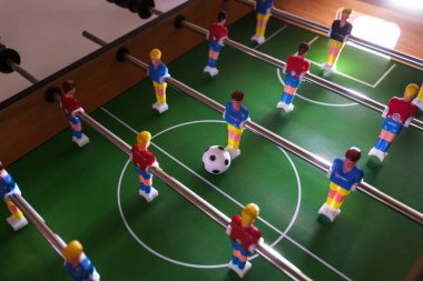 Bir masa futbolu maçına yakından bakmak heyecan ve rekabet hissi yaratır.