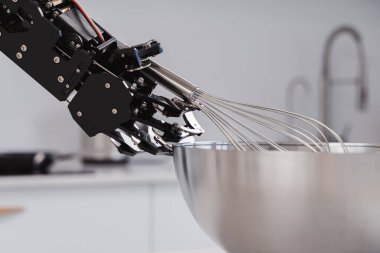 Gerçek robot eli ve paslanmaz çelik çırpısı. Robot işlem otomasyonu kavramı.