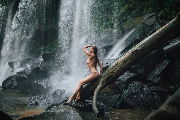 Herrlich Feuchte Frau Posiert Neben Dem Mächtigen Phnom Kulen Wasserfall — Stockfoto