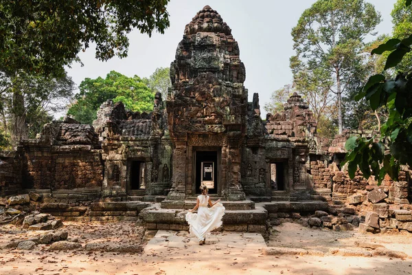 Beautiful Young Woman Wearing White Robe Dress Ancient Khmer Ruins — Stock Photo, Image
