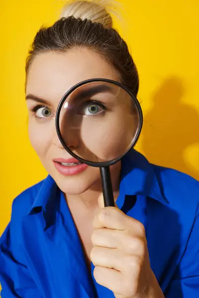 Nieuwsgierige Vrouw Gluurt Met Veel Interesse Door Vergrootglas Onderzoekt Iets — Stockfoto