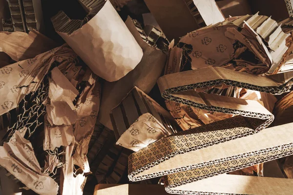 一堆堆硬纸板废物的闭塞镜头 废纸循环再造及废物分类的概念 — 图库照片