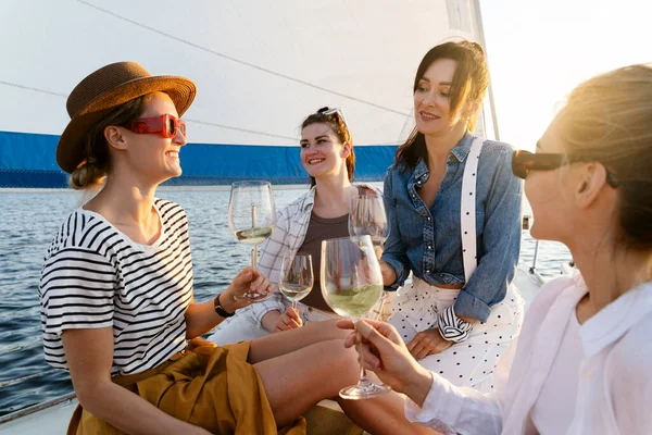 Glückliche Freundinnen Trinken Weißwein Auf Dem Segelboot Beim Segeln Meer — Stockfoto