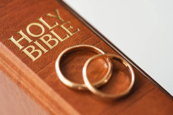반지와 성경의 근접은 결혼의 개념과 기독교인 사이의 사랑을 나타냅니다 — 스톡 사진