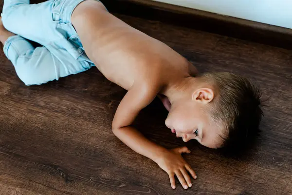 Porträt Eines Kleinen Traurigen Jungen Der Auf Dem Boden Liegt — Stockfoto