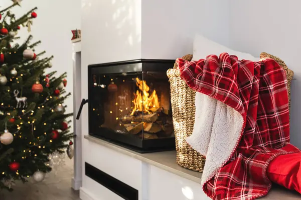 Interior Modern Living Room Burning Fireplace Adorned Christmas Decorations — Stock Photo, Image