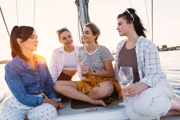 Счастливые Девушки Друзья Пьют Белое Вино Паруснике Время Плавания Море — стоковое фото