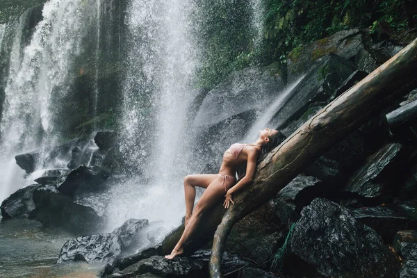 Gorgeous Wet Woman Posing Mighty Phnom Kulen Waterfall Cambodia — Stock Photo, Image