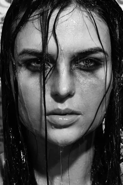 Monochromatyczny Portret Smutnej Mokrej Kobiety Rozmazanym Makijażem Twarzy Pod Prysznicem — Zdjęcie stockowe