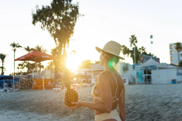 Mladá Šťastná Žena Těší Koktejl Ananasu Při Západu Slunce Pláži — Stock fotografie
