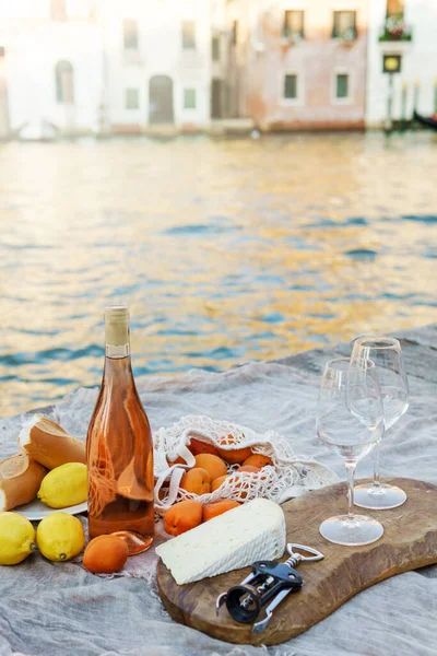 木製ゴンドラドックの絵画ピクニック中に木製の桟橋のローズワイン フルーツ スナック — ストック写真