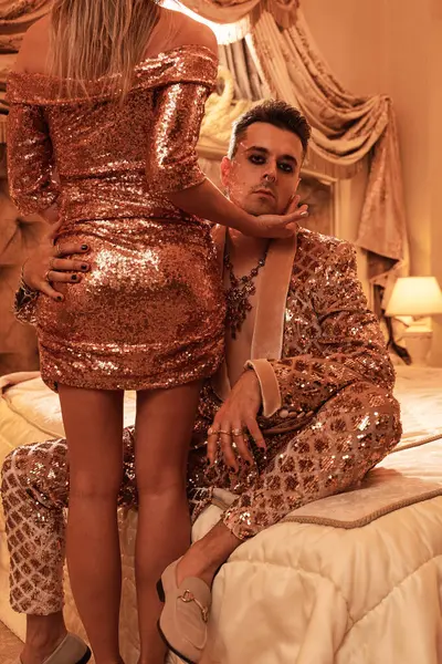 Wealthy Young Couple Dressed Radiant Golden Outfits Adorned Sequin Embroidery — Stock Photo, Image