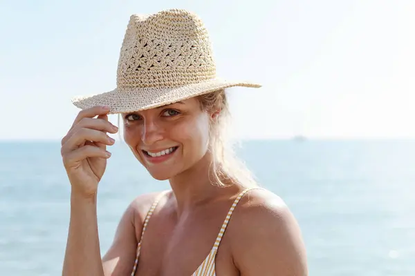 Kadın Sarı Çizgili Bikini Hasır Şapka Giyerek Yaz Havası Yayıyor — Stok fotoğraf