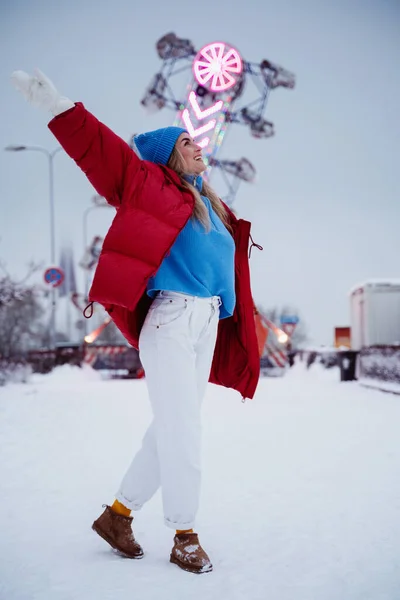 Veselá Stylová Žena Oblečená Teplých Šatech Baví Sněžném Zimním Zábavním — Stock fotografie