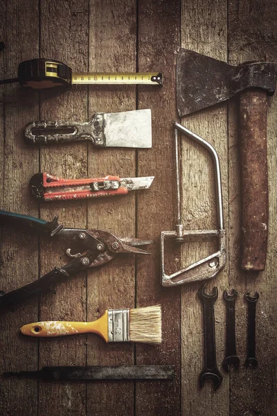 Ahşap arka planda eski ve kirli inşaat araçları.