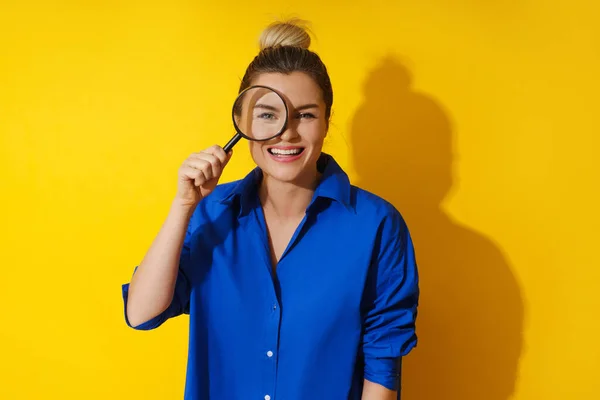 Curious Woman Peering Magnifying Glass Great Interest Examining Something Closely — Stock Photo, Image