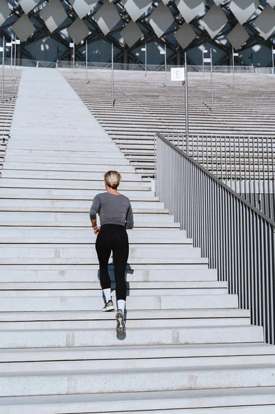 Sportlerin Weiblicher Sportbekleidung Läuft Und Trainiert Auf Treppe Zwischen Tribünen — Stockfoto