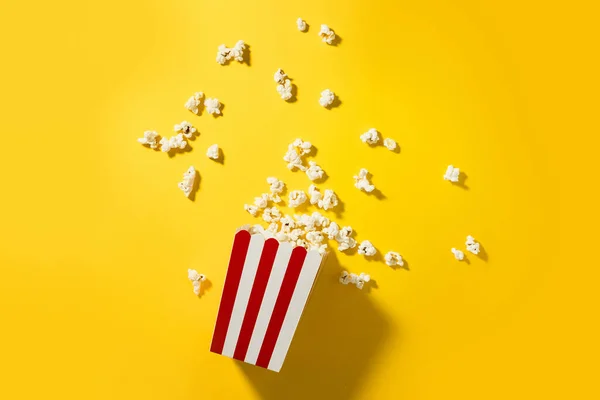 Klassisk Randig Hink Med Läckra Popcorn Gul Bakgrund — Stockfoto