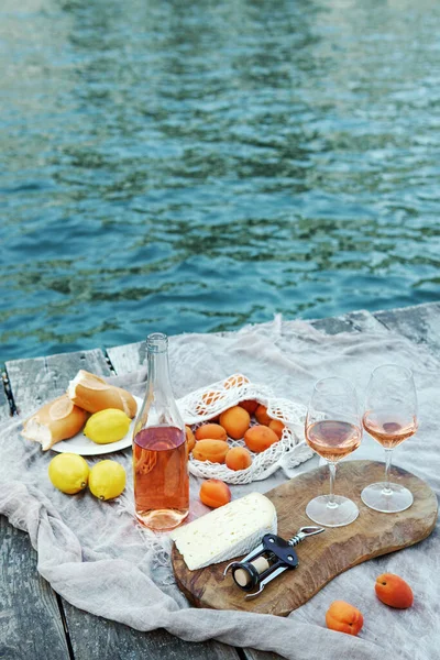 Vino Rosato Frutta Snack Sul Molo Legno Durante Pittoresco Picnic — Foto Stock