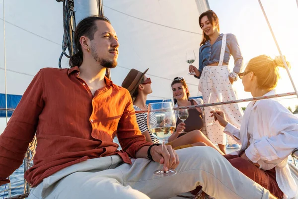 Succesvolle Jongeman Ontspannen Zijn Zeilboot Met Vriendinnen Tijdens Het Zeilen — Stockfoto
