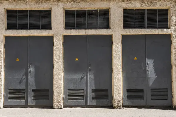 Выветриваемые Двери Старую Электрораспределительную Подстанцию — стоковое фото