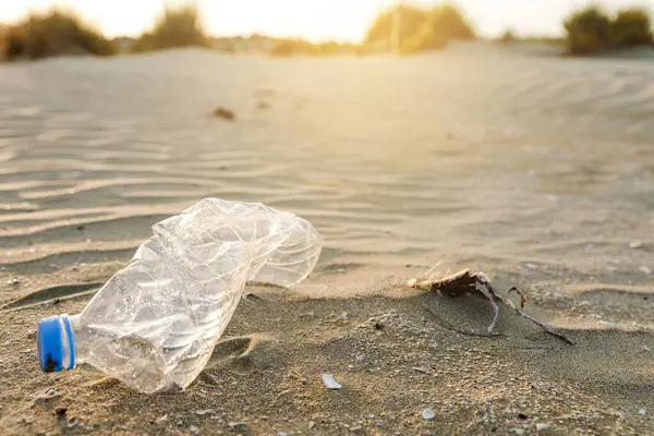 Primo Piano Bottiglia Plastica Sulla Spiaggia Sabbia Inquinamento Dei Rifiuti — Foto Stock