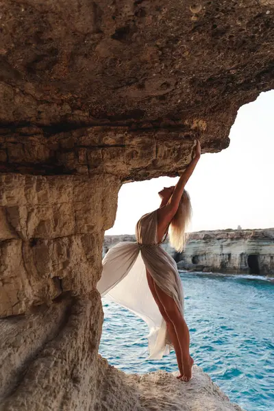 Woman Flowing Silk Dress Cliff Sunset — Stock Photo, Image