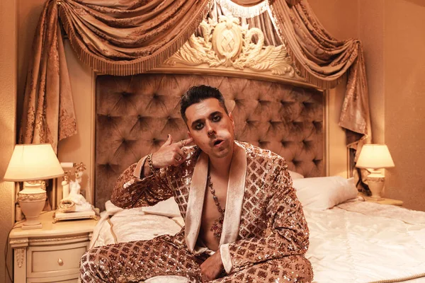 Rich Eccentric Man Dressed Shimmering Golden Suit Royal Luxurious Suite — Stock Photo, Image