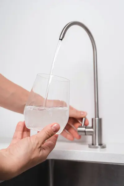 Kvinna Filtrerat Vatten Från Rostfritt Kran Ett Glas — Stockfoto