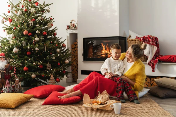 Young Woman Her Little Son Having Fun Glowing Fireplace Cozy — Stock Photo, Image
