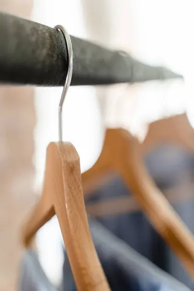 ワードローブの異なる衣装を持つ木製ハンガーのクローズアップ — ストック写真