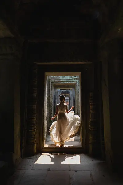 Antik Khmer Harabelerinde Beyaz Cüppeli Güzel Bir Kadın Angkor Wat — Stok fotoğraf
