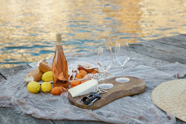 木製ゴンドラドックの絵画ピクニック中に木製の桟橋のローズワイン フルーツ スナック — ストック写真