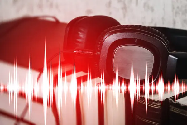 Gerçek Kitaplar Kulaklıklar Ses Dalgaları Audiobook Dinliyor — Stok fotoğraf