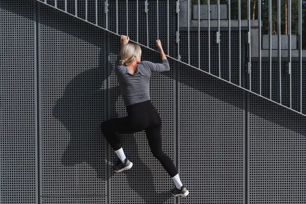 Jeune Femme Athlète Grimpant Sur Mur Métallique Pendant Son Entraînement — Photo